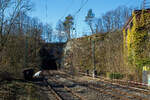 Blick vom Bahnhof Scheuerfeld (Sieg), Gleis 411, auf die Siegbrücke und den nachfolgenden 32 m langen Mühlburg-Tunnel der Siegstrecke (KBS 460) bei km 79,4 am 26.02.2022.