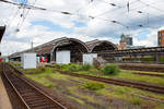 
Der Hauptbahnhof Hagen Hauptbahnhof am 20.05.2017.   

Die zweischiffige Bahnsteighalle aus dem Jahre 1910, die, bis auf drei, sämtliche Bahnsteige überspannt. Sie wurde in den 1990er-Jahren denkmalgerecht restauriert und ist ein bedeutendes Beispiel für die seit dem späten 19. Jahrhundert entwickelte Hallenkonstruktion in Stahlbauweise. In Westfalen und dem Ruhrgebiet ist sie die einzige erhaltene „klassische“ Bahnsteighalle und eine der wenigen ihrer Art in Deutschland. Bei den schweren anglo-amerikanischen Bombenangriffen auf Hagen im Zweiten Weltkrieg ist sie im Gegensatz zu vielen anderen Bahnhofshallen im Ruhrgebiet nicht zerstört worden.