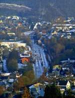 Blick von Westen am 02.01.2010 auf den Bahnhof Herdorf, wo gerade auf Gleis ein GTW 2/6 der Hellertalbahn Richtung Betzdorf los gefahren ist.