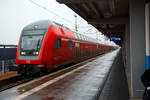 Steuerwagenvoraus erreicht der RE1 von Hannover via Verden (Aller), Bremen, Oldenburg (Oldb), Leer (Ostfriesl) und Emden kommenden, am 14 Februar 2024 den Zielbahnhof Norddeich Mole. Interessant ist hier im flachen Norddeutschland die Tatsachse das sie Züge hier mit 7 Doppelstockwagen gefahren werden. 