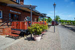 Der Terassenwagen, ein vierachsiger offener Güterwagen ex DR 98-02-55 der Gattung OOw, am Molli-Museums-Café beim Bahnhof Ostseebad Kühlungsborn-West (bis 1938 Ostseebad Arendsee) der