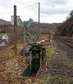 Ständig geschlossene alte Schranke (ehemalige Anrufschranke) bei km 87,8 (bei Herdorf-Sassenroth) der Hellertalbahn (KBS 462 / Strecke 2651), hier am 18.03.2023.