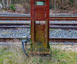 Detailbild von dem „totem Vogel“ Signal N1 (Auffahrsignal aus Richtung Betzdorf) am Gleis im Bahnhof Herdorf, hier am 04.03.2023.