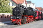 99 2321-0 mit MBB 14613 von Ostseebad Kühlungsborn West nach Bad Doberan in Bad Doberan Goethestraße am 14.09.2019 gegen 09:10 Uhr