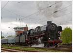 Die Dreizylinder-Schnellzuglok 012 066-7 (01 1066) der UEF (Ulmer Eisenbahnfreunde) setzt am 28.04.2013 unseren Sonderzug in Darmstadt-Kranichstein aufs andere Gleis um.