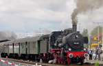 ÖGEG 38 1301 steht mit Umbau-Wagen am 22 Mai 2010 in Neuenmarkt-Wirsberg.