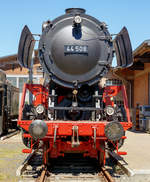   So frontal sieht sie fahrbereit aus...Die schwere Güterzug-Dampflokomotive 44 508, ex DB 044 508-0, steht am 05.05.2018 vor dem Lokschuppen vom Erlebnisbahnhof Westerwald der Westerwälder