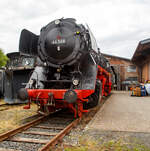 Der „Jumbo“ bzw. die schwere kohlegefeuerte Dreizylinder-Güterzug-Dampflokomotive 44 508, ex DB 044 508-0, am 02.07.2023 ausgestellt beim Lokschuppen vom Erlebnisbahnhof Westerwald der Westerwälder Eisenbahnfreunde 44 508 e. V. hier war Lokschuppen-/Sommerfest.