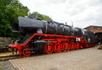 Der „Jumbo“ bzw. die schwere kohlegefeuerte Dreizylinder-Gterzug-Dampflokomotive 44 508, ex DB 044 508-0, am 02.07.2023 ausgestellt beim Lokschuppen vom Erlebnisbahnhof Westerwald der Westerwlder Eisenbahnfreunde 44 508 e. V. hier war Lokschuppen-/Sommerfest.

Seit der meiner letzten Ablichtung am 05.05.2018 von ihr, siehe http://hellertal.startbilder.de/bild/deutschland~museen-und-ausstellungen~westerwaelder-eisenbahnfreunde-wef-44-508-e-v/610219/man-sieht-es-sehr-deutlich-der.html , hat sich aber viel getan, die Treib- und Kuppelstangen fehlen aber noch. 

Die Lok ist Eigentum vom DB-Museum und eine Leihgabe an die Eisenbahnfreunde, die nach ihr ihren Verein genannt haben. Wie man sieht, gibt es noch viel zu tun bis sie wieder im alten Glanz erstrahlt.

Die Dampflokomotive 44 508 wurde im Jahr 1941 von der Lokomotivfabrik Krauss-Maffei in Mnchen unter der Fabriknummer 16113 gebaut und an die DR geliefert. Nach dem Krieg blieb sie im Westen und wurde so 1949 als 44 508 in den Bestand der Deutsche Bundesbahn aufgenommen, mit der Einfhrung des EDV-Nummernschemas wurde sie zum 01.01.1968 in 044 508-0 umgezeichnet. Seit Mitte der 1950er Jahre ist sie gekuppelt mit dem 2'2'T34 Tender der ex BB 44 1561 (Borsig Lokomotiv-Werke GmbH, Hennigsdorf-Berlin, Baujahr 1940, Fabriknummer 15400). Bis zu ihrer Auerdienststellung im Mai 1977, im BW Gelsenkirchen-Bismarck legte sie eine Strecke von ber 1.9 Millionen Kilometern zurck.

Die Maschine verfgt ber ein Drei-Zylinder-Triebwerk, fnf Antriebsachsen und einen Schlepptender, in dem sie 10 Tonnen Kohle und 34 Kubikmeter Wasser mitfhren kann. Sie erreicht eine maximale Leistung von 1.910 PS bei einem Dienstgewicht von 160 Tonnen. 

Die 44 508 wurde im Mai 1977 beim Bahnbetriebswerk Gelsenkirchen-Bismarck auer Dienst gestellt. Die 44 508 ist eine der letzten erhaltenen Dampflokomotiven ihrer Bauart. Sie wurde im Jahr 1987 durch eine Freizeitgruppe des Bahn-Sozialwerkes (BSW) bernommen. Damit begann die museale Aufarbeitung der Lok, die im Jahre 2002 jedoch unterbrochen wurde, als das Domizil in Siershahn gerumt werden musste. Der Verein Westerwlder Eisenbahnfreunde bernahm diese Dampflokomotive als Leihgabe des DB Museums, auch wenn sie nie im Westerwald eingesetzt war. 

Um das hohe ehrenamtliche Engagement und die damit verbundene immense Zahl von bereits geleisteten Arbeitsstunden zu wrdigen, soll sie im Erlebnisbahnhof Westerwald weiterhin uerlich aufgearbeitet werden und einen Ehrenplatz im Museum erhalten.

Die Lokomotiven der Baureihe 44 der Deutschen Reichsbahn waren schwere, fnffach gekuppelte Gterzug-Einheitsdampflokomotiven der Gattung G 56.20 mit Drillingstriebwerk. Sie waren vorgesehen fr die Befrderung von Gterzgen bis 1.200 t auf Mittelgebirgsstrecken und 600 t ber Steilrampen.

Im Jahr 1926 wurden 10 Prototypen gebaut, denen 1932 zwei weitere folgten. Die Serienfertigung der Baureihe 44 begann erst 1937, nachdem ihr Weiterbau anstelle der Zwei-ZylinderLokomotiven der Baureihe 43, die parallel zur 44 entwickelt und gebaut worden war, beschlossen wurde. Die Baureihe 44 wurde dagegen als Drei-Zylinder-Lokomotiven ausgebildet, wobei der dritte Zylinder im Rahmen unter der Rauchkammer angeordnet ist. Die groen Leistungsreserven und ihre ausgezeichnete Laufruhe wogen den Nachteil der schwierigen Unterhaltung des im Rahmen schlecht zugnglichen dritten Triebwerkes mehr als auf. So verwundert es nicht, dass die letzte Dampflokomotive, die bei der Deutschen Bundesbahn in Betrieb war, der Baureihe 44 angehrte. Es handelt sich um 44 903 l, die am 26.10.1977 in Emden auer Dienst gestellt wurde.

TECHNISCHE DATEN:
Gebaute Stckzahl: 1989
Bauart  1'E h3
Gattung:  G 56.20
Spurweite:  1435 mm (Normalspur)
Lnge ber Puffer:  22.620 mm
Hhe:  4.550 mm
Fester Radstand:  3.400 mm
Gesamtradstand:  9.650 mm
Dienstgewicht:  169,8 t (mit Tender)
Radsatzfahrmasse:  19,8 t
Hchstgeschwindigkeit: 80 km/h (rckwrts nur 50 km/h)
Leistung:  1.910 PS (1.405 kW) bei Lok mit lfeuerung 2.100 PS
Treibraddurchmesser:  1.400 mm
Laufraddurchmesser vorn:  8.50 mm
Zylinderanzahl:  3
Zylinderdurchmesser:  550 mm
Kolbenhub:  660 mm
Kesselberdruck:  16 bar
Rostflche:  4,55 m
berhitzerflche:  100,00 m
Verdampfungsheizflche:  237,67 m
Bremse:  selbstttig wirkende Einkammer-Druckluftbremse Bauart Knorr
Steuerung:  Bauart Heusinger
Tender: 2´2´T34
Kohlenvorrat:  10 t
Wasservorrat: 34 m