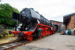 Der „Jumbo“ bzw. die schwere kohlegefeuerte Dreizylinder-Gterzug-Dampflokomotive 44 508, ex DB 044 508-0, am 02.07.2023 ausgestellt beim Lokschuppen vom Erlebnisbahnhof Westerwald der Westerwlder Eisenbahnfreunde 44 508 e. V. hier war Lokschuppen-/Sommerfest.

Seit der meiner letzten Ablichtung am 05.05.2018 von ihr, siehe http://hellertal.startbilder.de/bild/deutschland~museen-und-ausstellungen~westerwaelder-eisenbahnfreunde-wef-44-508-e-v/610219/man-sieht-es-sehr-deutlich-der.html , hat sich aber viel getan, die Treib- und Kuppelstangen fehlen aber noch. 

Die Lok ist Eigentum vom DB-Museum und eine Leihgabe an die Eisenbahnfreunde, die nach ihr ihren Verein genannt haben. Wie man sieht, gibt es noch viel zu tun bis sie wieder im alten Glanz erstrahlt.

Die Dampflokomotive 44 508 wurde im Jahr 1941 von der Lokomotivfabrik Krauss-Maffei in Mnchen unter der Fabriknummer 16113 gebaut und an die DR geliefert. Nach dem Krieg blieb sie im Westen und wurde so 1949 als 44 508 in den Bestand der Deutsche Bundesbahn aufgenommen, mit der Einfhrung des EDV-Nummernschemas wurde sie zum 01.01.1968 in 044 508-0 umgezeichnet. Seit Mitte der 1950er Jahre ist sie gekuppelt mit dem 2'2'T34 Tender der ex BB 44 1561 (Borsig Lokomotiv-Werke GmbH, Hennigsdorf-Berlin, Baujahr 1940, Fabriknummer 15400). Bis zu ihrer Auerdienststellung im Mai 1977, im BW Gelsenkirchen-Bismarck legte sie eine Strecke von ber 1.9 Millionen Kilometern zurck.

Die Maschine verfgt ber ein Drei-Zylinder-Triebwerk, fnf Antriebsachsen und einen Schlepptender, in dem sie 10 Tonnen Kohle und 34 Kubikmeter Wasser mitfhren kann. Sie erreicht eine maximale Leistung von 1.910 PS bei einem Dienstgewicht von 160 Tonnen. 

Die 44 508 wurde im Mai 1977 beim Bahnbetriebswerk Gelsenkirchen-Bismarck auer Dienst gestellt. Die 44 508 ist eine der letzten erhaltenen Dampflokomotiven ihrer Bauart. Sie wurde im Jahr 1987 durch eine Freizeitgruppe des Bahn-Sozialwerkes (BSW) bernommen. Damit begann die museale Aufarbeitung der Lok, die im Jahre 2002 jedoch unterbrochen wurde, als das Domizil in Siershahn gerumt werden musste. Der Verein Westerwlder Eisenbahnfreunde bernahm diese Dampflokomotive als Leihgabe des DB Museums, auch wenn sie nie im Westerwald eingesetzt war. 

Um das hohe ehrenamtliche Engagement und die damit verbundene immense Zahl von bereits geleisteten Arbeitsstunden zu wrdigen, soll sie im Erlebnisbahnhof Westerwald weiterhin uerlich aufgearbeitet werden und einen Ehrenplatz im Museum erhalten.

Die Lokomotiven der Baureihe 44 der Deutschen Reichsbahn waren schwere, fnffach gekuppelte Gterzug-Einheitsdampflokomotiven der Gattung G 56.20 mit Drillingstriebwerk. Sie waren vorgesehen fr die Befrderung von Gterzgen bis 1.200 t auf Mittelgebirgsstrecken und 600 t ber Steilrampen.

Im Jahr 1926 wurden 10 Prototypen gebaut, denen 1932 zwei weitere folgten. Die Serienfertigung der Baureihe 44 begann erst 1937, nachdem ihr Weiterbau anstelle der Zwei-ZylinderLokomotiven der Baureihe 43, die parallel zur 44 entwickelt und gebaut worden war, beschlossen wurde. Die Baureihe 44 wurde dagegen als Drei-Zylinder-Lokomotiven ausgebildet, wobei der dritte Zylinder im Rahmen unter der Rauchkammer angeordnet ist. Die groen Leistungsreserven und ihre ausgezeichnete Laufruhe wogen den Nachteil der schwierigen Unterhaltung des im Rahmen schlecht zugnglichen dritten Triebwerkes mehr als auf. So verwundert es nicht, dass die letzte Dampflokomotive, die bei der Deutschen Bundesbahn in Betrieb war, der Baureihe 44 angehrte. Es handelt sich um 44 903 l, die am 26.10.1977 in Emden auer Dienst gestellt wurde.

TECHNISCHE DATEN:
Gebaute Stckzahl: 1989
Bauart  1'E h3
Gattung:  G 56.20
Spurweite:  1435 mm (Normalspur)
Lnge ber Puffer:  22.620 mm
Hhe:  4.550 mm
Fester Radstand:  3.400 mm
Gesamtradstand:  9.650 mm
Dienstgewicht:  169,8 t (mit Tender)
Radsatzfahrmasse:  19,8 t
Hchstgeschwindigkeit: 80 km/h (rckwrts nur 50 km/h)
Leistung:  1.910 PS (1.405 kW) bei Lok mit lfeuerung 2.100 PS
Treibraddurchmesser:  1.400 mm
Laufraddurchmesser vorn:  8.50 mm
Zylinderanzahl:  3
Zylinderdurchmesser:  550 mm
Kolbenhub:  660 mm
Kesselberdruck:  16 bar
Rostflche:  4,55 m
berhitzerflche:  100,00 m
Verdampfungsheizflche:  237,67 m
Bremse:  selbstttig wirkende Einkammer-Druckluftbremse Bauart Knorr
Steuerung:  Bauart Heusinger
Tender: 2´2´T34
Kohlenvorrat:  10 t
Wasservorrat: 34 m