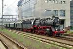 Am 29 April 2014 treft 50 3552 mit ein Dampfpendelzug in Darmstadt Hbf ein.