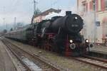 EFZ 52 7596 steht mit der Tunnelzug aus St.-Georgen und Triberg am 29 Dezember 2024 in Hausach. Weil in Triberg und St.-Georgen nicht genugend Platz ist um ein Dampfzug zu stationieren, wird den Pendelfahrt zwischen Triberg und St.-Georgen verlängert nach Hausach, wo das bahnhofaräa'ausreichend ist. 