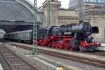 Mit ein Sonderzug steht 52 8131 am 6 April 2018 in Dresden Hbf.