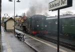 Die sächsische VII K (Altbau) Dampflok 99 1761-6 rangiert am 07 Dezember 2022 im Schmalspur-Bahnhof Radebeul Ost, um sich gleich vor, unseren Zug, den Lößnitzdackel (Lößnitzgrundbahn) für die Abfahrt in Richtung Moritzburg, zusetzen. 

Die 750 mm-schmalspurige Dampflok der Altbau-Baureihe 99.73-76 wurde 1933 von der BMAG - Berliner Maschinenbau-Actien-Gesellschaft vormals L. Schwartzkopff in Berlin unter der Fabriknummer 10152 gebaut und als 99 761an die DRG - Deutsche Reichsbahn-Gesellschaft geliefert.