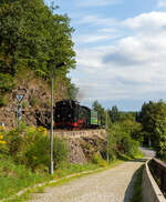 Die 99 1771-7 der Weißeritztalbahn / SDG Sächsische Dampfeisenbahngesellschaft mbH, ex (DB) DR 099 736-1, ex DR 99 771, eine sächsische VII K Neubau-Lok, erreicht am 26 August 2013 mit