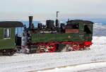 Die Jung-Malletlok 99 5902 der HSB, ex DR 099 111-7, ex DR 99 5902-4, ex NWE 14, ex NWE 12 (ab 1927) hat mit HSB-Traditionszug am 23.03.2013 den Brocken erreicht.