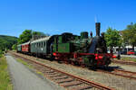 Geführt von der 323 133-9 (Köf II) der Aggertalbahn (Andreas Voll) fährt der Dampfzug „Bergischer Löwe“ vom EM Dieringhausen am 02.06.2011 in Richtung Bf Wiehl, hier kurz vor Wiehl. Am Zugende war die Dampflok  Waldbröl  des Eisenbahnmuseums Dieringhausen, die für die Rückfahrt zur führenden Lok wird.

Die Lok wurde 1914 unter Fabrik-Nr. 2243 von der Maschinenfabrik Arnold Jung Lokomotivenfabrik GmbH in Jungenthal b. Kirchen a.d. Sieg für die Kleinbahn Bielstein-Waldbröl gebaut und dort als Lok  Waldbröl  bezeichnet. Sie ähnelt sehr stark der preußischen T 3 (BR 89.70–75), so ist auch die heutige UIC Nummer 90 80 00 89 984-3 D-EMD . 

Nach der Streckenstillegung (1966) war sie als Denkmal abgestellt und 42 Jahre kalt. Heute ist die Dampflok  Waldbröl  des Eisenbahnmuseums Dieringhausen das Zugpferd des Projekts  Bergischer Löwe .

TECHNISCHE DATEN:
Hersteller: Arnold Jung Lokomotivfabrik GmbH, Jungenthal b. Kirchen a.d. Sieg
Fabriknummer: 2243
Baujahr: 1914
Spurweite: 1.435 mm (Normalspur)
Achsfolge C
Typ: C n 2 t
Länge über Puffer: 9.050 mm
Rad - Durchmesser: 1.100 mm
Radstand gesamt: 3.000 mm
Gewicht: 40 t
Brems - Gewicht: 28 t
Leistung: 370 PS
Höchstgeschwindigkeit: 40 km/h
Kesselüberdruck: 13 bar
Heizfläche: gesamt: 86 m²
Rostfläche: 1,5 m²
Zylinderdurchmesser: 400 mm
Zylinderhub: 550 mm
Steuerung: Bauart Heusinger
Wasservorrat: 4,5 m³
Kohlenvorrat: 1,5 m³
Kaufpreis: 36 200 Reichsmark  
