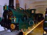 Die erste Schnellzuglokomotive in Deutschland im DB Museum in Nürnberg, die „Phoenix“ eine Badische IX (IIa alt) der Bauart Crampton, Baujahr 1863, hier am 01 November 2008.

Die badische Lokomotive  Phoenix  ist die einzige in Deutschland im Original erhaltene Lok der Bauart Crampton. Die Phoenix hat nur eine Treibachse, die hinter dem Kessel angeordnet ist. Der Schwerpunkt der Lokomotive liegt dadurch recht tief. Erdacht hat diese Konstruktion der britische Ingenieur Thomas Russel Crampton. Lange Zeit glaubte man, dass der tiefe Schwerpunkt Ursache für die große Laufruhe der Cramptonlokomotiven sei, was sich jedoch später als Irrtum herausstellte. Tatsächlich führte die Konstruktion zu einer besseren Gewichtsverteilung, wodurch die Maschinen stabiler liefen. Die Cramptonlokomotiven waren in der zweiten Hälfte des 19. Jahrhunderts in Frankreich und Süddeutschland weit verbreitet. Ihr geringes Gewicht und die schwache Zugkraft verdrängten die Baureihe jedoch nach und nach.

TECHNISCHE DATEN:
Hersteller: Maschinenbaugesellschaft Karlsruhe
Baujahr: 1863
Höchstgeschwindigkeit: 64 km/h
Leistung: 41 HP
Länge: 12,580 mm
Dienstgewicht: 28 t
