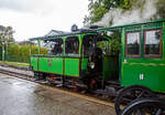 Die „LAURA“ dampft wieder....
Die älteste betriebsfähige Dampf-Lokomotive der Welt, die Krauss L VII Kastendampflokomotive Nr. 1  Laura  der Chiemsee-Bahn steht am 11.09.2022 im Bahnhof Prien am Chiemsee, mit ihrem Personenzug im Bahnhof Prien Bahnhof und Prien Hafen/Stock am Chiemsee, zur Abfahrt bereit. Der Bahnhof der meterspurigen Chiemsee-Bahn liegt direkt neben dem Normalspur Bahnhof der DB.

„Laura“ wurde im Jahre 1887 von der Locomotivfabrik Krauss & Comp. (vom Typ L VII) mit der Fabriknummer 1813 gebaut und ist seit ihrer Auslieferung (ersten Tag) bei der Chiemsee-Bahn auf der Strecke zwischen Prien Bahnhof und Prien Hafen/Stock am Chiemsee im Einsatz. Diese Maschine mit der Achsformel B n2t wurde für seinerzeit 12.500 Goldmark in Auftrag gegeben. Mit ihren 135 Dienstjahren gehört sie somit zu den ältesten, betriebsfähigen Dampflokomotiven der Welt.

Wesentliche Überholungsarbeiten fanden im Jahr 1937 statt, als eine neue Feuerbüchse aus Kupfer eingepasst wurde. Einen Ersatzkessel, der eine Leistungssteigerung von 60 auf 100 PS mit sich brachte, bekam die Lok im Winter 1957/1958. Zwischen 2018 und 2021 erfolgte im Dampflokwerk Meiningen eine neuerliche Aufarbeitung, u. a. mit Einbau eines neuen Kessels in geschweißter Ausführung. Ihre ersten Probefahrten machte sie dann im März 2021 auf den Harzer Schmalspurbahnen.

TECHNISCHE DATEN:
Hersteller: Krauss & Comp., München (Fabriknummer 1813)
Baujahr: 1887
Kessel seit 2021: DLW (Dampflokwerk Meiningen),Baujahr 2021
Kessel 1957 bis 2021: Jung, Baujahr 1950 (Fabriknummer 10848)
Kessel ursprünglich bis 1957: Krauss
Typ: L VII Kastendampflokomotive
Achsfolge: B 
Bauart:  Bn2t
Länge ü. Puffer: 	5.100 mm
Achsstand: 1.800 mm
Höchstgeschwindigkeit: 25 km/h
Indizierte Leistung: 100 PS (ursprünglich 60 PS)
Anfahrzugkraft: 	57,8 kN
Leergewicht: 10,7 t
Dienstgewicht:13,3 t
Kohlvorrat: 0,6 t
Wasservorrat: 1,12 m³
Zylinderdurchmesser: 	225 mm
Kolbenhub: 350 mm
Treibraddurchmesser: 800 mm
Kesselüberdruck: 13 bar
Kulissensteuerung:   Stephenson

Als Ludwig II. im Jahr 1886 starb, ließ dessen Nachfolger Prinzregent Luitpold die Bauarbeiten am Schloss Herrenchiemsee einstellen und gab den Prachtbau für die Öffentlichkeit frei. Dadurch verzeichnete besonders die Herreninsel einen wahren Besucheransturm, aber auch die lieblichere Fraueninsel und die dort ansässigen Gastronomiebetriebe lockten bereits damals viele Touristen an.

Die Königlich Bayerischen Staats-Eisenbahnen brachten die Besucher aus München, Rosenheim und Salzburg nach Prien. Der knapp zwei Kilometer entfernte Hafen konnte vom Bahnhof Prien mit einem von der örtlichen Bevölkerung organisierten Fahrdienst erreicht werden, dieser bestand aus Kutschen und Karren. In der dörflichen Enge entstand dadurch ein erhebliches Verkehrschaos, diese Zustände kannte man zuvor nur aus der „großen Stadt“.

Bereits kurz nach dem ersten großen Ansturm auf Herrenchiemsee beantragten der Schifffahrtbetreiber Ludwig Feßler sowie der Kommerzienrat Georg Krauß aus München (Gründer der Lokomotivfabrik Krauß & Comp.) noch 1886 den Bau einer schmalspurigen Lokalbahn vom Bahnhof Prien zum Dampfersteg in Stock. Planung und Ausführung erfolgten mit einem für die damalige Zeit bemerkenswerten Tempo. Die Bauarbeiten begannen am 2. Mai 1887, schon am 21. Juni waren die Schwellen verlegt und man begann mit dem Aufnageln der Schienen. Die feierliche Eröffnung der Bahn fand nach weniger als 70 Tagen Bauzeit am 9. Juli 1887 statt. Bereits am nächsten Tag, einem Sonntag, nahm sie den offiziellen Betrieb auf. 

Für den Betrieb bestellt man bei der Lokomotivfabrik Krauss & Comp. in München diese L VII Kastenlokomotive (Straßenbahnlokomotive), die 1887 von Krauss & Comp. unter der Fabriknummer 1813 gebaut und an die Chiemsee-Bahn geliefert wurde. Solche zweifach-gekuppelte Nassdampflok vom gleichen Typ, die für den Ein-Mann-Betrieb ausgelegt sind, wurde auch an andere Bahngesellschaften geliefert. 

Seit dem 9. Juli 1887 fährt nun diese Lokomotive bis heute zwischen Prien Bahnhof und Prien Hafen/Stock. Sie ist damit eine der ältesten betriebsfähigen Dampf-Lokomotiven der Welt.
