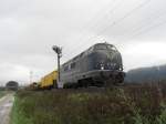 221 136-5 auf der Strecke Salzburg - M�nchen kurz nach dem Bahnhof von  Bernau.