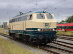 218 315-0 in Ozeanblau/Beige zeigte sich am 22.08.2025 im Rostocker Hbf.