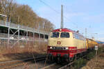 218 105-5 mit einer Überführung am Haken (Schienenschleifzug), durchfährt am 16.01.2026 den Bahnhof Tostedt.