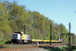 277 404-0 und 277 405-7  Schweerbau  mit einen kurzen Bauzug am 26.04.2025 in Tostedt - Dreihausen.