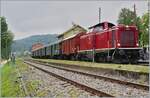 Die Diesellok 211 041-9 (92 80 1211 041-9 D-NeSA) mit einem stimmigen Zug aus Umbauwagen wartet als  Morgenzug  im Bahnhof Zollhaus Blumberg auf die Abfahrt.