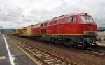   Die 225 094-2 der EBM Cargo (Gummersbach) ex DB 225 094-2, ex DB 215 094-4, fährt am 18.08.2014 mit einem Kranzug der Hering Bau aus Burbach (125t - KIROW Gleisbauschienenkran KRC 810 T und