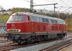 Die schne altrote 215 086-0 (eigentlich 225 086-8) der RE - Rheinische Eisenbahn rangiert am 31.03.2014 im Bahnhof Betzdorf/Sieg.