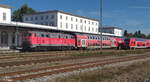 218 422-4 wartet in Simbach am Inn mit ihrem RE auf Abfahrt.