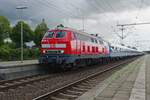 Froschblick auf ein Sonderzug mit 218 366 in Itzehoe am grauen 19 September 2022.