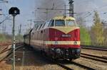 Ex-DR 118 552 schiebt ein Sonderzug aus Dresden Hbf am 9 April 2017.