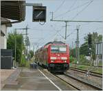 Die DB 245 006 (UIC 92 80 1245 006-2 D-DB) erreicht mit ihrem IRE3 von Friedrichshafen Hafen nach Basel Bad Bf.