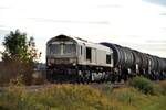 Class 66 Rhein Cargo DE 672 mit Kesselwagenganzzug bei Bellenberg am 25.10.2023.
