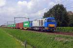 Alpha Trains 1103 schleppt ein Containerzug durch Hulten am 16 Augustus 2019. 