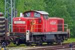   Die 294 813-1 (V 90 remotorisiert) der DB Schenker Rail Deutschland AG hat einen Rungenwagen mit Rohren abgestellt, Kreuztal am 18.05.2012.