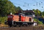 Die 294 785-1 (98 80 3294 785-1 D-DB) eine remotorisierte V 90 der DB Cargo AG rangiert am 07 September 2024 in Kreuztal zu ihrem Abstellplatz.

Die V 90 wurde 1972 von der Maschinenbau Kiel (MaK) unter der Fabriknummer 1000585 gebaut und als 290 285-6 an die DB - Deutsche Bundesbahn geliefert. 1996 erfolgte der Umbau mit Funkfernsteuerung und die Umzeichnung in DB 294 285-2. Die Remotorisierung mit einem MTU-Motor 8V 4000 R41, Einbau  einer neuen Lüfteranlage, neuer Luftpresser und Ausrüstung mit dem Umlaufgeländer erfolgten 2002 bei der DB Fahrzeuginstandhaltung Werk Chemnitz. Daraufhin erfolgte die Umzeichnung in 294 785-1.

Die Baureihe 290 (V60) wurde für den schweren Rangierdienst, sowie für Bedien- und Übergabefahrten konzipiert. Die Lok ist eine Weiterentwicklung aus den Streckenlokomotiven der Baureihenfamilie V100 (BR 211 und BR 212) der Deutschen Bundesbahn. Die V90 ist gegenüber der V100 deutlich schwerer und robuster im Rangierdienst. Ursprünglich war geplant, für den schweren Rangierdienst eine ballastierte Variante der V 100 mit verstärktem Rahmen zu beschaffen, die Fahrzeugauslegung war dafür aber nicht geeignet (die Achslast ließ sich so nicht auf die geforderten 20 t erhöhen). 

Die Maschinenbau Kiel (MaK) konstruierte daher die schwerere und längere V 90 und lieferte 1964/1965 zunächst 20 Vorserienlokomotiven mit dem 800 kW-Motor der Baureihe 211 und 70 km/h Höchstgeschwindigkeit. 1966 begann mit 290 021 die Serienlieferung, aus der bis Ende 1974 388 Exemplare hervorgingen. Die Serienloks besitzen den Motor MTU 12V 652 TA der Baureihe 212 (jedoch gedrosselt auf 800 kW) und sind 80 km/h schnell. Gegenüber der Vorserie wurde der Rahmen auf 14,32 Meter verlängert. Insgesamt wurden 408 Loks ausgeliefert. Neben MaK waren am Bau der Serienloks auch die Firmen Jung-Jungenthal, Henschel, Krupp und Deutz (KHD) beteiligt.

Die remotorisiert Maschinen haben nun einen MTU DM 8V 4000 R41 Motor mit 1.000 kW/1.360 PS Leistung bei 1.800 U/min, sie erfüllen die Abgasnorm UIC Kodex 624V, Stufe II.

Die Maschinen wurden in purpurrot (RAL 3004) abgeliefert und ab Mitte der 1970er Jahre in das neue Farbschema ozeanblau-elfenbein (RAL 5020, RAL 1014) umlackiert – im allgemeinen Sprachgebrauch auch ozeanblau-beige genannt. In der zweiten Hälfte der 1980er Jahre folgte das orientrote (RAL 3031) Farbschema, seit Ende der 1990er Jahre werden die Maschinen in das aktuelle verkehrsrot (RAL 3020) der Deutschen Bahn AG umlackiert. In der Praxis hielt sich in der Anfangszeit die purpurrote Lackierung länger als bei anderen Baureihen – erst ab dem Jahr 1988 war das ozeanblau-beige Farbschema dominant (bis 1996). Die verkehrsrote Umlackierung wurde dagegen zügig umgesetzt, sodass bereits im Jahr 2000 nahezu zwei Drittel der Lokomotiven diese Lackierung trugen.

Da die Motoren der Baureihen 290 und 212 baugleich sind, wurden besonders in den 1970er und 1980er Jahren Motoren zwischen den beiden Lokbaureihen ausgetauscht. Damit konnten Motoren mit hohen Laufleistungen aus dem Streckendienst einer sinnvollen Restnutzung in der 290 zugeführt werden, während umgekehrt bislang überwiegend im Rangierdienst schwächer belastete Motoren für die 212 zur Verfügung standen. Dieser Ringtausch führte dazu, dass etwa zur Jahrtausendwende umfangreiche Motorenbestände endgültig verschlissen waren. Deshalb wurde ein Remotorisierungsprogramm gestartet. Seit 2003 wurden Lokomotiven im Ausbesserungswerk Cottbus mit einem neuen 1.000 kW Motor des Typs 8V 4000 R41 von MTU ausgerüstet. Dabei wurde eine neue Zweikreis-Kühlanlage und ein neuer Luftpresser (Schraubenluftpresser mit hydrostatischem Antrieb) eingebaut. Der neue Motor spart trotz höherer Leistung im Mittel 5,4 Liter Diesel pro Betriebsstunde bei Volllast. Die Ordnungsnummer der remotorisierten Lokomotiven wurde um 500 erhöht. Um den Kraftstoffverbrauch weiter zu senken, hat DB Schenker Rail (heute DB Cargo) 2015 begonnen, die Lokomotiven mit einer Start-Stopp-Automatik auszurüsten.

Die Lokomotiven tragen heute die Hauptlast des Einzelwagenverkehrs der DB Cargo und sind in ganz Deutschland zu finden. Sie übernehmen die Abholung und Zustellung von Wagengruppen bei Gleisanschließern in der Fläche und den Verschub dieser Einheiten auf den Rangierbahnhöfen.

Umbau der Lokomotiven zur Baureihe 294 (mit KM- Funkfernsteuerung):
Ab 1995 wurden in großer Zahl Lokomotiven der Baureihe 290 mit einer anderen Art Funkfernsteuerung von Krauss-Maffei (KM) ausgerüstet. Bei ihr kann der nun „Lokrangierführer“ (Lrf) genannte Lokführer die Lok über ein um den Oberkörper gehängtes, vor dem Bauch getragenes Fernsteuerbediengerät (FBG) bedienen. Dies ermöglichte die Einsparung von Rangierpersonal und wurde zuvor schon bei den kleineren Rangierloks der Baureihen V 60 und Köf III angewandt. Die so umgebauten Loks der Baureihe 290 werden ab Umbau als Baureihe 294 bezeichnet. Der Umbau kostete seinerzeit rund 180.000 DM pro Lokomotive.

Die Lokomotiven haben auf dem Führerstand einen Funkrechner, der alle Signale vom Bedienteil empfängt. Dazu muss der Lrf den Funk manuell einschalten, dieses tut er mittels Schlüsselschalter am Rechnerschrank. Die Fahrzeuge mit KM-Fernsteuerung haben oberhalb der Führerstandsfenster auf jeder Seite eine Lampe (Sichtmelder), die leuchtet, sobald sie im Funkbetrieb fährt. Durch diese Fernsteuerung konnte viel Personal eingespart werden, weil der Lrf nun selber an der Spitze der Rangierabteilung anwesend sein kann. Folgende Funktionen können mit der Fernsteuerung ausgeführt werden: Fahren, Bremsen, Anfahren am Berg, Vkonstant (Fahrgeschwindigkeit automatisch beibehalten, nur bei V <12,5 km/h, durch Taster „Entriegeln“), Sanden, Pfeifen, Angleichen, Rangierkupplung öffnen (Motor- oder hinterer Vorbau) und Schnellbremsung. Des Weiteren ist das FBG mit einem Neigungssensor ausgestattet, der bei einer Neigung über 50 Grad nach etwa vier Sekunden eine Zwangsbremsung einleitet (angenommene Dienstunfähigkeit des Lrf). Diese Funktion kann durch einen Taster bei Stillstand überbrückt werden, wie z. B. beim Kuppelvorgang und dient der passiven Sicherheit des Lrf (jedoch lässt sich währenddessen keine Leistung aufschalten). Bei allen FBG-Varianten ist ein Schlagtaster eingebaut, der bei Betätigung eine Schnellbremsung auslöst (aktive Sicherheit).

Die beiden Lokomotiven 294 789 und 294 832 wurden 2019 im Instandhaltungswerk Cottbus zu Hybrid-Musterlokomotiven umgebaut. Dabei wurden die hydrodynamischen Getriebe ausgebaut und durch Elektromotoren und mechanische Getriebe ersetzt, die durch Akkus bzw. den Fahrdiesel gespeist werden. Das Umbauprojekt mit dem Namen HELMS (Hybrid ELectro-Mechanical Shunter) erfolgt in Zusammenarbeit mit der japanischen Firma Toshiba. Sie tragen die neue Baureihenbezeichnung 1094. Siehe: http://hellertal.startbilder.de/name/galerie/kategorie/deutschland~hybridloks~1094-helms-ex-v-90.html 

TECHNISCHE DATEN:
Hersteller: MaK, Jung-Jungenthal, Henschel, Krupp, Deutz (KHD), Rheinstahl
Spurweite: 1.435 mm (Normalspur)
Achsanordnung: B'B'
Länge über Puffer: 14.320 mm
Breite: 3.100 mm
Drehzapfenabstand: 7.000 mm
Achsabstand im Drehgestell: 2.500 mm
Treibraddurchmesser: 	1.100 mm (neu)
Höchstgeschwindigkeit: 80 km/h Streckengang / 40 km/h Rangiergang 
kleinste Dauergeschwindigkeit: 9 km/h Streckengang / 3 km/h Rangiergang
Anfahrzugkraft: Schnellgang: 188 kN / Langsamgang: 236 kN
Dauerzugkraft: 184 kN
Getriebe: Voith L206rs

Motorhauptdaten der Uraufführung (BR 290):
Motorbauart: wassergekühlter MTU V12-Zylinder-Dieselmotor mit Vorkammereinspritzung, Abgasturbolader und Kolbenkühlung.
Motortyp: MTU MB 12 V 652 TA 10 (wie Daimler-Benz MB 835 Ab)
Nennleistung:  800 kW / 1.100 PS (gedrosselt)
Drehzahl max.:  1.400  U/min   
Bohrung/Hub: 190/230 mm
Hubraum: 78,25 Liter.
Turboladertyp: BBC VTR 250-Abgasturbolader
Gewicht Dieselmotor incl. Regler (trocken): ca. 4.500 kg.

Motormerkmale: Kurbelgehäuse aus Grauguss. Geschmiedete Kurbelwelle siebenfach gleitgelagert, Pleuelstangen gleitgelagert. Zweiteilige Kolben (Version „TA“). Zylinderköpfe mit je zwei Ein- und Auslassventilen und zentraler Vorkammer. Ventilsteuerung über eine untenliegende Nockenwelle, Rollenstößel, Stoßstangen und Kipphebel, Schließen der Ventile durch Ventilfedern. 

Motorhauptdaten der remotorisierte V 90, BR 294.5 (Quelle: MTU):
Motorbauart: MTU 8-Zylinder-Diesel-V-Motor 90° mit Common-
Rail-Einspritzsystem, Abgas-Turbolader und Ladeluftkühlung
Motortyp:   8V 4000 R41 
Nennleistung:  1.000 kW / 1.341 PS (gedrosselt)
Drehzahl max.:  1.800  U/min   
Bohrung/Hub: 165/190 mm
Hubraum: 32,5l
Kraftstoffverbrauch bei Nennleistung: 249,4 l/h
Abgas-Emission :  UIC Kodex 624V, Stufe II
Länge: 1.915 mm
Breite: 1.380 mm
Höhe: 1.800 mm
Gewicht (trocken): 4.700 kg

Getriebe und Leistungsübertragung:
Das hydraulische Getriebe L206rs von Voith hat zwei Wandlergänge. Ein mechanisches Nachschaltgetriebe ermöglicht die Wahl zwischen einem Schnell- und einem Langsamgang sowie den Wechsel der Fahrtrichtung. Um feinfühlige Langsamfahrten zu ermöglichen, hat das Getriebe eine stufenlos regelbare Wandlerteilfüllung. Die Traktionsleistung am Getriebeausgang beträgt 639 kW (869 PS). Die Leistungsübertragung auf die Achsgetriebe erfolgt dann über Gelenkwellen.
Bremse: KE-GP-mZ
Tankinhalt: 3.200 Liter

Konstruktionsmerkmale:
Die folgenden Erläuterungen zur Ausstattung der V 90 beziehen sich soweit nicht anders angegeben auf den Auslieferungszustand. Nach Umbau zur Funklok und Remotorisierung weicht die technische Ausrüstung heute erheblich davon ab.

Der Rahmen besteht aus Walzprofilen und Stahlgussteilen, wegen der angestrebten 20 t Achslast war kein Leichtbau nötig. Zusätzlich wurden sechs Tonnen Ballast eingebaut.

Die Vorbauten sind schmaler als bei der V 100, um eine bessere Sicht beim Rangieren zu ermöglichen. Der längere vordere Vorbau enthält Kühlanlage, Vorwärmgerät und den Dieselmotor. Im hinteren Vorbau befinden sich Anlasslichtmaschine, Druckluftanlage, Batterien und der Betriebsbehälter der Kraftstoffanlage. Unter dem Führerhaus befinden sich die Kraftstoff-Hauptbehälter und das hydraulische Getriebe. Das Führerhaus entspricht weitgehend dem der Baureihe V 60.

In den Drehgestellen werden die Achslager durch Metall-Gummi-Federn (Megi-Federn) geführt. Der Lokrahmen greift über Drehtürme mit Durchlässen für die Gelenkwellen zu den Achsgetrieben in die Drehgestelle ein. Der Rahmen stützt sich über Doppel-Schraubenfedern auf die Drehgestelle ab. Die Auslenkung der Drehgestelle im Bogen erfolgt ohne Gleitstücke.

Der Dieselmotor MTU 652 TA 10 ist ein wassergekühlter 12-Zylinder-Motor in V-Form mit Vorkammereinspritzung, Abgasturbolader und Kolbenkühlung.

Die Kraftstoffpumpe fördert den Kraftstoff aus den Hauptbehältern unter der Lok zunächst in einen hochliegenden Betriebsbehälter und von dort weiter zu den Einspritzpumpen. Ein Überströmventil begrenzt den Überdruck im Vorlauf der Einspritzpumpen auf 0,6 bar. Bei Ausfall der Kraftstoffpumpe kann der Betriebsbehälter per Handpumpe nachgefüllt werden und mit Fallkraftstoff weitergefahren werden. Die Loks verbrauchen im Leerlauf etwa 12 Liter Dieselkraftstoff pro Stunde, unter Volllast etwa 230 Liter pro Stunde.

Zur Rückkühlung des Motorkühlwassers sind hydrostatische Lüfteranlagen von Behr oder Voith vorhanden. Da die Lokomotive anders als die V 100 über keinen Dampfheizkessel verfügt, den man zur Kühlwasservorwärmung nutzen könnte, ist stattdessen ein kleiner, dieselgefeuerter Warmwasserkessel von Hagenuk, oder später ein Vorwärmgerät der Firma Webasto oder A.S.T. eingebaut.

Das hydraulische Getriebe Voith L206rs hat zwei Wandlergänge. Ein mechanisches Nachschaltgetriebe ermöglicht die Wahl zwischen einem Schnell- und einem Langsamgang sowie den Wechsel der Fahrtrichtung. Um feinfühlige Langsamfahrten zu ermöglichen, hat das Getriebe eine stufenlos regelbare Wandlerteilfüllung.

Der Führertisch ist beidseitig bedienbar. Die Steuerung von Motor und Getriebe erfolgt pneumatisch. Durch Drehen des Fahrschalters wird stufenlos über ein Feinregelventil ein bestimmter Steuerdruck in das System gegeben. Dieser beeinflusst die Schaltvorgänge im hydraulischen Getriebe und wirkt am Motor auf den Drehzahlregler R 32 p von Maybach mit drehzahlabhängiger Füllungsbegrenzung ein.

Quellen: www.loks-aus-kiel.de; Wikipedia; www.eib-t.de und MTU
