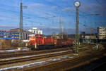 Die 294 701-8 (98 80 3294 701-8 D-DB), eine remotorisierte V 90 der DB Cargo AG, am 13 Januar 2025 in Traunstein mit zwei Hochbordwagen (der Gattung Eanos).