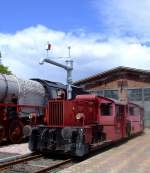 323 842-5 (Köf II) steht am 30.05.2010 in Westerburg vor der alten Lokstation der Westerwälder Eisenbahnfreunde WEF 44 508 e.V., dahinter steht 323 864-9.