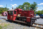 Die ex DB 323 842-5, ex DB Köf 6772, der Westerwälder Eisenbahnfreunde 44 508 e. V., ausgestellt am 07 Juli 2024 beim Erlebnisbahnhof Westerwald in Westerburger der Westerwälder Eisenbahnfreunde 44 508 e. V., hier war Lokschuppenfest.

Diese Köf II wurde 1960 unter der Fabriknummer 13210 bei der Lokfabrik Jung in Jungenthal bei Kirchen/Sieg gebaut und als Köf 6772 an die DB ausgeliefert. Sie war eine der 108 Maschinen der LG II, die im Rahmen der vorletzten Beschaffungsmaßnahme der DB, bei der Lokfabrik Jung-Jungenthal gebaut wurden. Zum 01. Januar 1968 erhielt sie, im Rahmen neuen EDV-Nummern, die Umzeichnung in 323 842-5.

Die 323 842-5 (Jung 13210) war ab 1960 dem BW Wetzlar zugeteilt, ab 1968 wurde das Heimatbetriebswerk das Bw Limburg / Lahn, welches zum 01.12.1991 zur Außenstelle des Bw Gießen wurde. Die Zurückstellung von der Ausbesserung (Z-Stellung) erfolgte am 22. Juli 1996 im Bw Gießen, der am 30.08.1996 die Ausmusterung (Bw Gießen) folgte. Ab 1997 stand die Lok der BSW-Gruppe Koblenz, Ortsgruppe Siershahn zur Verfügung. Nach der Gründung des Vereins Westerwälder Eisenbahnfreunde 44 508 e. V. wurde die Lokomotive im Juli 2002 vom Verein käuflich erworben. Am 29.11.2003 wurde die Maschine per Tieflader zum jetzigen Standort ins Westerburger Museum transportiert. Die Lokomotive ist betriebsfähig und verlässt von Zeit zu Zeit den Lokschuppen mit eigener Kraft.

In den Jahren 1932 - 38 beschaffte die Reichsbahn 887 Lokomotiven dieser Baureihe. Durch die Einwirkungen des Krieges stark dezimiert übernahm die spätere Bundesbahn noch 444 Exemplare und ließ, zwischen 1952 und 1965 noch 731 weitere Maschinen der Leistungsgruppe II neu bauen. Diese splitteten sich in die Baureihen 322, 323 und 324. Loks der BR 322 hatten eine Höchstgeschwindigkeit von 30 km/h, die Loks der BR323 hatten eine Höchstgeschwindigkeit von 45 km/h. Die zahlenmäßig größte Baureihe waren die Kleinloks der Baureihe 323. Dabei wurden ursprünglich zwei Gruppen unterschieden, 323 001 - 323 499 mit Deutz-Motor sowie 323 501 - 323 999 mit Kaelble-Motor. Insgesamt gab es 892 Loks der Baureihe 323.

Der Antrieb erfolgt Dieselhydraulisch, d.h. die Kraftübertragung erfolgt vom Motor auf ein Voith-Turbogetriebe und von diesem über Rollenketten auf die beiden Achsen. Die Hersteller waren Gmeinder, O&K, Krupp, KHD, BMAG, Borsig, Jung und Henschel. Die Baureihe hat ausgedient und ist nur noch vereinzelt in div. Museen anzutreffen.

TECHNISCHE DATEN:
Spurweite: 1435 mm (Normalspur)
Achsfolge : B
Länge über Puffer: 6.450 mm
Achsabstand: 2.500 mm
Treibraddurchmesser: 850 mm (neu)
größte Breite: 3.050 mm
größte Höhe: 2.890 mm
Dienstgewicht: 17 t
Motorenart: wassergekühlter 6-Zylinder- Reihendieselmotor vom Typ Kaelble GN130 s
Leistung: 128 PS (94 kW) bei 1300 U/min.
Motorhubraum: 14,33 Liter (Bohrung 130 mm x 180 mm Hub)
Getriebe: Voith L33U
Höchstgeschwindigkeit: 45 km/h
Anfahrzugkraft: 27,5 kN
Die Kraftübertragung vom Getriebe auf die Achsen erfolgt über Rollenketten.