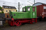 Die DEUTZ 56422 eine Deutz vom Typ A4L 514 R vom Eisenbahn- und Heimatmuseum Erkrath-Hochdahl e.V. am 26 Mai 2024 beim Lokschuppen Hochdahl.

Die Lok wurde 1956 von der Klöckner-Humboldt-Deutz AG in Köln unter der Fabriknummer 56422 gebaut und an Firma RöRo - Röhren- und Roheisen-Großhandel GmbH in Düsseldorf-Lierenfeld geliefert. Die Firma wurde mehrmals umbenannt, Eisenhandelsgesellschaft Richard Auffermann KG, Heinrich August Schulte Eisen AG, Thyssen Röhrenhandel GmbH und zuletzt in Thyssen Stückblechkontor GmbH, aber die Lok blieb jeweils dort. 	Im Jahr 2000 ging sie dann ans EHEH - Eisenbahn- und Heimatmuseum Erkrath-Hochdahl e. V..

Die Deutz A4L 514 R, für den leichten Rangierdienst vorgesehene Lokomotive, war der Nachfolger der erfolgreichen Vorkriegstype OMZ 122 R. Die Type ist eine der kleinsten nach dem Zweiten Weltkrieg von KHD gebauten Lokomotiven. Ein luftgekühlter Deutz  4-Zylinder-4Takt-Dieselmotor vom Typ A4L 514 mit 55 PS Leistung treibt über ein mechanisches Vier-Gang-Getriebe die Hinterachse an. Über Stangen wird die Kraft dann auch auf die vordere Achse übertragen. So kommen die Loks mit einem Dienstgewicht von 14 Tonnen auf die größte zulässige Geschwindigkeit von 15 Km/h. Die Lokomotive wurde in großer Stückzahl in unterschiedlichen Spurweiten gebaut und fand weltweite Verbreitung. Einfacher Aufbau und Robustheit bescherten den Lokomotiven oftmals einen sehr langen Einsatzzeitraum. Auch heute sind diese Loks zum Teil noch im Einsatz anzutreffen. Als KS 55 B fand die Konstruktion unverändert Eingang in das Typenprogramm 1959.

Für die Typenbezeichnung der Loks wurde die Motorbezeichnung herangezogen, der bei KHD A4L 514 R bedeutete A = Fahrzeugmotor (Viertakt), 4 = Zylinderzahl, L = luftgekühlt, 5 = fünfte Ausführung des Motors, 14 = Kolbenhub des Motors in cm, R = regelspurige Rangierlok.

TECHNISCHE DATEN:
Baujahre: 1950 - 1960
gebaute Stückzahl: 175
Spurweite: 1.435 mm
Achsfolge: B-dm
Länge über Puffer: 5.730 mm
Achsstand: 2.500 mm
Raddurchmesser  850 mm (neu)
Breite: 2.538 mm
Höhe über SOK: 3.017 mm
Dienstgewicht:14 t
Achslast: 7 t
Höchstgeschwindigkeit:  15 km/h
Motorbauart: luftgekühlter 4-Zylinder / 4-Takt / Reihendieselmotor
Dieselmotortyp: Deutz A4L 514
Motorhubraum: 5,3 l 
Motorleistung: 55 PS (40,5 kW)
Nenndrehzahl: 1.500 U/min
Getriebe: mechanisches Deutz Vierganggetriebe
Anfahrzugkraft:  3.460 kg / 34,6 kN
