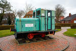 Die meterspurige dieselmechanische zweiachsige Kö 2 der Inselbahn Langeoog, heute nur noch als Denkmallok, am 13 Februar 2024 beim Insel Bahnhof Langeoog (im Ort Langeoog).

Die Kleinlokomotive ist eine Deutz OMZ 122 Meterspur, sie wurde 1937 von Klöckner-Humboldt-Deutz in Köln unter der Fabriknummer 18443 gebaut und an die Inselbahn Langeoog geliefert, wo sie bis 1985 im Einsatz war. So hat sie auf der 2,6 km kurzen Strecke in den Jahren über 216.000 km gefahren und hat dabei über 1,2 Millionen Passagiere sowie 425.000 t Güter befördert.  

Diese dieselmechanischen Lokomotiven mit der Achsfolge B, waren eine schmalspurige Variante der in großer Stückzahl (176 Stück) gebauten Deutz OMZ 122 R. Nach der in großer Stückzahl gefertigten OMZ 122 R besaß der Hersteller KHD ein Typenprogramm, Lokomotiven mit dieser Art Motor für die Spurweiten von 600 mm bis 1.076 mm zu fertigen. Es sind 62 Exemplare des Typs OMZ 122 F bekannt.

Die Meterspur Lokomotiven waren etwas schmaler und kürzer als die Regelspurloks ausgeführt. Sichtbarer Unterschied war anfangs die Ausrüstung des Führerstandes mit nur einem mittleren runden Stirnfenster. Auch im Laufwerk gab es den Unterschied, dass bei den Meterspurloks Scheibenräder mit Ausschnitten genommen wurden.

Der Motor Deutz OMZ 122 ist ein wassergekühlter Zweizylinder-Zweitakt-Dieselmotor mit in Reihe angeordneten Zylindern, der über eine Lamellenkupplung ein mechanisches Getriebe mit Wendegetriebe antrieb. Die Antriebsachse wird vom Getriebeausgang über eine Kette angetrieben, der Antrieb der anderen Achse erfolgt über Kuppelstangen. Durch diese Konstruktionsform konnte Platz gespart werden, zudem erhöht sich die Laufruhe gegenüber Fahrzeugen mit Blindwelle.

Die Federung war bei den Lokomotiven mit Blattfedern ausgeführt, die über den Achsen angeordnet sind. Die Kupplung der Wagen war mit einer sogenannten Triangelkupplung ausgeführt, eine Druckluftbremse für die Zugbremsung besaßen die Loks nicht. Die Besandungsanlage war in Fallform ausgeführt, ein Sandfallrohr war zwischen den Rädern vorhanden.

TECHNISCHE DATEN:
Spurweite: 1.000 mm
Achsfolge: B
Länge über Puffer: 4.280 mm
Achsabstand: 1.150 mm
Treibraddurchmesser: 500mm (neu)
Max. Breite: 2.500 mm
Max. Höhe ü. Schienenoberkante: 2.560 mm
Dienstgewicht:  6.800 kg
Dieselmotor: wassergekühlter Zweizylinder-Zweitakt-Dieselmotor Motortyp: Deutz OMZ 122
Motorleistung: 36 PS (26 kW) bei 600 U/min
Höchstgeschwindigkeit im Direktgang: 35 km/h
Bremsgewicht: 4.800 kg
