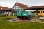 Die meterspurige dieselmechanische zweiachsige Kö 2 der Inselbahn Langeoog, heute nur noch als Denkmallok, am 13 Februar 2024 beim Insel Bahnhof Langeoog (im Ort Langeoog).

Die Kleinlokomotive ist eine Deutz OMZ 122 Meterspur, sie wurde 1937 von Klöckner-Humboldt-Deutz in Köln unter der Fabriknummer 18443 gebaut und an die Inselbahn Langeoog geliefert, wo sie bis 1985 im Einsatz war. So hat sie auf der 2,6 km kurzen Strecke in den Jahren über 216.000 km gefahren und hat dabei über 1,2 Millionen Passagiere sowie 425.000 t Güter befördert.  

Diese dieselmechanischen Lokomotiven mit der Achsfolge B, waren eine schmalspurige Variante der in großer Stückzahl (176 Stück) gebauten Deutz OMZ 122 R. Nach der in großer Stückzahl gefertigten OMZ 122 R besaß der Hersteller KHD ein Typenprogramm, Lokomotiven mit dieser Art Motor für die Spurweiten von 600 mm bis 1.076 mm zu fertigen. Es sind 62 Exemplare des Typs OMZ 122 F bekannt.

Die Meterspur Lokomotiven waren etwas schmaler und kürzer als die Regelspurloks ausgeführt. Sichtbarer Unterschied war anfangs die Ausrüstung des Führerstandes mit nur einem mittleren runden Stirnfenster. Auch im Laufwerk gab es den Unterschied, dass bei den Meterspurloks Scheibenräder mit Ausschnitten genommen wurden.

Der Motor Deutz OMZ 122 ist ein wassergekühlter Zweizylinder-Zweitakt-Dieselmotor mit in Reihe angeordneten Zylindern, der über eine Lamellenkupplung ein mechanisches Getriebe mit Wendegetriebe antrieb. Die Antriebsachse wird vom Getriebeausgang über eine Kette angetrieben, der Antrieb der anderen Achse erfolgt über Kuppelstangen. Durch diese Konstruktionsform konnte Platz gespart werden, zudem erhöht sich die Laufruhe gegenüber Fahrzeugen mit Blindwelle.

Die Federung war bei den Lokomotiven mit Blattfedern ausgeführt, die über den Achsen angeordnet sind. Die Kupplung der Wagen war mit einer sogenannten Triangelkupplung ausgeführt, eine Druckluftbremse für die Zugbremsung besaßen die Loks nicht. Die Besandungsanlage war in Fallform ausgeführt, ein Sandfallrohr war zwischen den Rädern vorhanden.

TECHNISCHE DATEN:
Spurweite: 1.000 mm
Achsfolge: B
Länge über Puffer: 4.280 mm
Achsabstand: 1.150 mm
Treibraddurchmesser: 500mm (neu)
Max. Breite: 2.500 mm
Max. Höhe ü. Schienenoberkante: 2.560 mm
Dienstgewicht:  6.800 kg
Dieselmotor: wassergekühlter Zweizylinder-Zweitakt-Dieselmotor Motortyp: Deutz OMZ 122
Motorleistung: 36 PS (26 kW) bei 600 U/min
Höchstgeschwindigkeit im Direktgang: 35 km/h
Bremsgewicht: 4.800 kg
