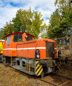 
Eine Gmeinder  vom Typ 130 PS Dieselhydraulische Rangierlokomotive (Baujahr 1964, Fabriknummer Gmeinder 5332) am 02.10.2016 beim Tag der offenen Tür der BLE Butzbach-Licher Eisenbahnfreunde e. V. in Butzbach. 

Geliefert wurde die Lok an Raab Karcher GmbH in München-Giesing. Später war sie bis 2007 für die P&G - Procter & Gamble Manufacturing GmbH (bekannt durch Babywindeln) in Worms und Neuss im Einsatz.

TECHNISCHE DATEN:
Spurweite: 1.435 mm (Normalspur)
Achsformel: B
Gewicht der Lok: 20 t
Motorleistung: 130 PS
Gebaute Stückzahl: 2