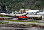 Aus dem Zug heraus, die Em 3/3 162 (98 85 5837 907-5 CH-LONZA), ex RAG V 135, eine Henschel DHG 500 C der Lonza Group AG (Visp), fährt am 26.05.2023 auf den Werksgleisen der Lonza Group AG in