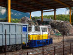 Die Tm 2/2 Lok der Cablofer Recycling SA (heute Thommen SA, Bex), eine O&K MB 5 N, am 28.05.2012 in Bex.

Die Lok wurde 1966 von Orenstein & Koppel in Dortmund unter der Fabriknummer 26600 gebaut und an die Dortmunder Union-Brauerei als Lok 1 geliefert. Im Jahr 1979 ging sie ber den Hndler WBB in Hattingen in die Schweiz an die Thvenaz-Leduc S.A. in Ecublens (VD) als Lok 3. Von der LSB Lok Service Burkhardt AG (Hndler) wurde die Lok 1990 gekauft und 1991 an die Calanda Bru (seit 1993 zu Heineken) Felsberg bei Chur verkauft. Zum Rangieren von Meterspurwaggons auf Dreischienengleisen bei Calanda Bru erhielt sie Mittelpufferkupplungen.  Wieder ber die LSB ging die Lok dann 2012 an die Cablofer Recycling SA in Bex (seit 2020 Thommen SA).

O&K MB 5 N ist eine Lok der 3. Nachkriegs-Generation, mit ihr verlie Orenstein & Koppel ab 1963 die Pfade des  klassischen  Vorkriegs-Kleinlokbaus. Mit der Einfhrung der Gelenkwellen-Kraftbertragung war man auf dem Stand der Zeit. Allerdings ging O&K bei der Achslagerung deutlich andere Wege als die Konkurrenz: Jede Achse wurde in einem separaten Hilfsrahmen gelagert. Die Rahmenwangen wurden nicht zur Lagerung herangezogen, so dass sich der bis weit nach unten gezogene Auenrahmen sehr glatt und schnrkellos prsentiert.

Die O&K Typenbezeichnung MB 5 N steht fr:
M = Motorlokomotive
B = Achsfolge B
5 = 1/20 der Leistung in kW (so ca. 100 kW bzw. 135 PS)
N = Normalspur

Von dieser Type wurden zwischen 1963 – 1969 insgesamt 29 Stck gebaut.

Die Lokomotive wird durch einen luftgekhlten Deutz V6-Zylinder Viertakt-Dieselmotor vom Typ A6L 714 angetrieben, der seine Leistung von 92 kW (125 PS) bei 2.000 U/min, ber eine hochelastische angeflanschte Kupplung und eine Gelenkwelle an ein hydrodynamisches Getriebe der Firma Voith vom Typ Diwabus 200S, mit angeflanschtes Voith Wendegetriebe abgibt. Von dem Wendegetriebe erfolgt die Kraftbertagung ber Gelenkwellen an die beiden O&K Achsgetrieben vom Typ  CG  250 und somit an die beiden Achsen. 

Das Getriebe erlaubt eine maximale Geschwindigkeit von 30 km/h. Alle vorgenannten Komponenten sind in einem, fr zwei Achsen ausgefhrten starren Rahmen eingebunden. Der geringe Achsstand  ermglicht es einen Kurvenradius von nur 50 m sicher zu befahren. Die  Achsen sind starr untereinander verbunden und mit O&K Achsgetrieben  Typ  CG  250  ausgerstet.  Die Rder haben einen Laufkreisdurchmesser (neu) von 850 mm und sind mit hochfesten Radreifen mit einer Festigkeit von ca. 1.150  N/mm komplettiert. Eine mit Knorr-Bauteilen ausgefhrte pneumatische Steuerungs-, Lufterzeugungs- und Bremsanlage erfllt die eisenbahntechnischen Voraussetzungen fr das Bremsen  des  Fahrzeuges. Das Fahrzeug  wird im Einsatz ber eine Klotzbremse von zwei Bremszylindern die direkt auf ein Bremsgestngesystem wirken abgebremst.Eine Spindelhandbremse die ber eine Kette auf das Gestnge wirkt, verhindert das Wegrollen des Fahrzeuges im Stand. Die Lokomotive hat einen Kraftstoffvorrat von 400 l und ein Dienstgewicht von 20 t.  

TECHNISCH DATEN:
Fahrzeughersteller:  O&K AG, Werk Dortmund 
Gebaute Anzahl:  29
Spurweite: 1.435 mm (Normalspur)
Achsformel:  B
Lnge ber Puffer:  6.440 mm  
Achsabstand: 2.500 mm
Hhe ber SO:  3.325 mm  
Breite:  2.900 mm  
Dienstgewicht:  20 t  
Achslast: 10 t 
Achsmeterlast:   3,1 t/m 
Motor:  Deutz A6L 714 
Motorleistung:  92 kW (125 PS) bei 2.000 U/min
Motorhubraum: 9,5 l
Hydraulisches Getriebe:  Diwabus 200S  
Achsgetriebe: Typ CG 250
Grte Anfahrzugkraft: 8,5 t 
Kleinster Kurvenradius: 50 m  
Achsgetriebe: Typ CG 250 
Hchstgeschwindigkeit:  30 km/h
Bremsenbauart:  K-PmZ  
Bremsgewicht:  27t
