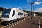 Eine Überraschung....
Der VT 113 (95 80 0609 113-5 D-REGIO) der Regiobahn Fahrbetriebsgesellschaft mbH (Mettmann), ex BOB VT113 Lenggries, ein Dieseltriebwagen vom Typ Integral S5D95, fährt am 03.06.2022 auf Sonderfahrt durch den Bahnhof Betzdorf (Sieg) in Richtung Siegen.  Nochmals einen lieben Gruß zurück an die nette Triebfahrzeugmannschaft. 

Der Integral wurde 1998 von der Integral Verkehrstechnik AG in Jenbach (Tirol) unter der Fabriknummer J3155-13 für die BOB gebaut. Im Juni 2020 ging er an die Regiobahn. Die Fahrzeuge sollen bis zur Elektrifizierung der Strecke der Regiobahn eingesetzt werden, die zum Fahrplanwechsel 2026 geplant ist.
