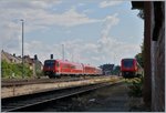 Whrend rechts im Bild ein VT 611 pausiert, erreicht von Ulm kommend zwei VT 611 den Bahnhof Friedrichshafen Stadt.