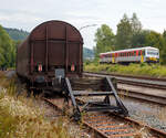 Der Dieseltriebzug 628 677-7 / 928 677-4 der Westerwaldbahn (WEBA),  fährt am 12.09.2015, als RB 96  Hellertalbahn  (Betzdorf/Sieg - Herdorf – Neunkirchen), von Herdorf weiter in Richtung